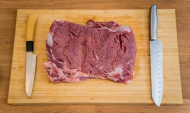 Kesme tahtasındaki biftekler için çiğ biftek eti..