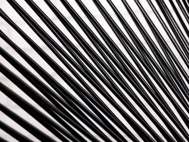 Siyah kabloların, şekillerin ve kalıp materyallerinin yakınlaştırılması.