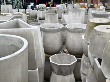 Birkaç beton saksısı üst üste yığılmış..