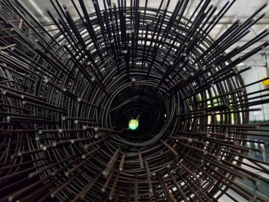 İnşaat deposundaki metal barların arka planı..