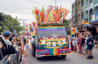PHUKET, THAILAND - 29 Haziran 2024: Phuket şehir merkezinde Onur Yürüyüşü.