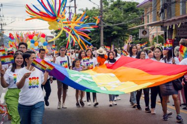 PHUKET, THAILAND - 29 Haziran 2024: Phuket şehir merkezinde Onur Yürüyüşü.