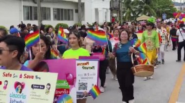 PHUKET, THAILAND - 29 Haziran 2024: Phuket şehir merkezinde Onur Yürüyüşü.