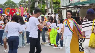 PHUKET, THAILAND - 29 Haziran 2024: Phuket şehir merkezinde Onur Yürüyüşü.