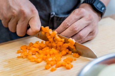 Şef mutfakta avokadoyla sağlıklı kinoa kasesi hazırlıyor..