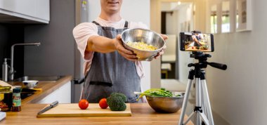 Şef atölyeden canlı yayında vejetaryen yemekleri nasıl hazırlayacağını anlatıyor..