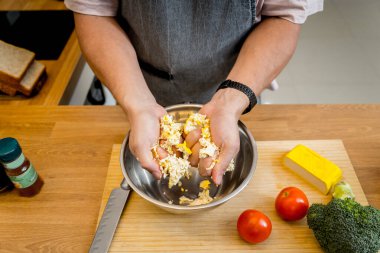 Şef mutfakta sebzeli soya peyniri hazırlıyor..