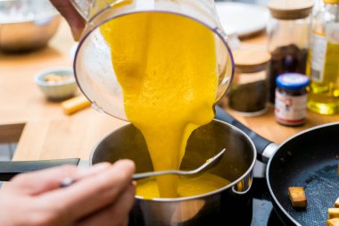 Şef mutfakta tofu ve sebzeli kabak lapası hazırlıyor..