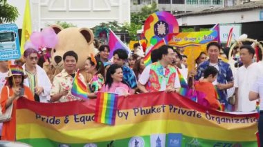PHUKET, THAILAND - 29 Haziran 2024: Phuket şehir merkezinde Onur Yürüyüşü.