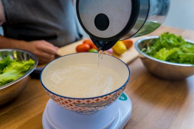 Şef mutfakta baharatlı cam erişte salatası hazırlıyor..