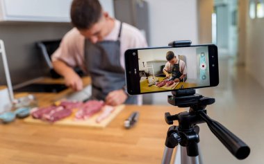 Şef atölyeden canlı yayın yapıyor. Elektrikli ızgarada biftekler nasıl hazırlanır?.