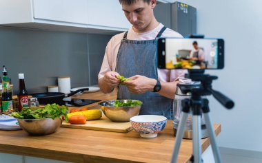 Şef atölyeden canlı yayın yapıyor. Baharatlı cam erişte salatası nasıl hazırlanır?.
