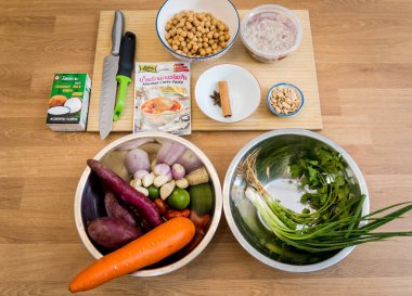 Massaman körisi hazırlamak için malzemelerle tahta kesmek..