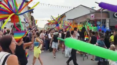 PHUKET, THAILAND - 29 Haziran 2024: Phuket şehir merkezinde Onur Yürüyüşü.