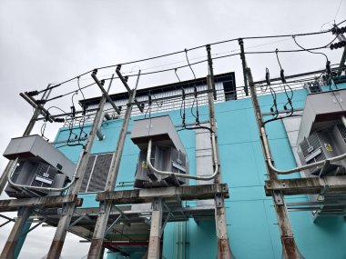 Mavi bina çeşitli elektrik ekipmanlarıyla kaplı..