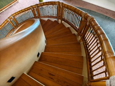 Ahşap parmaklıklı bir binada sarmal bir merdiven var..