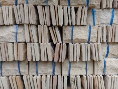 İnşaat ve inşaat amaçlı halatlarla örülmüş tuğla yığını.