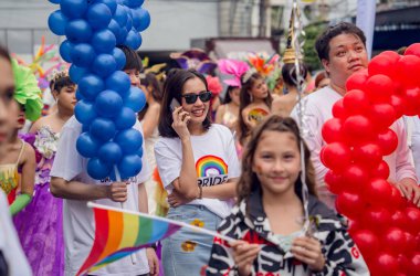 PHUKET, THAILAND - 29 Haziran 2024: Phuket şehir merkezinde Onur Yürüyüşü.