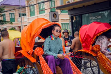 PHUKET, THAILAND - 29 Haziran 2024: Phuket şehir merkezinde Onur Yürüyüşü.
