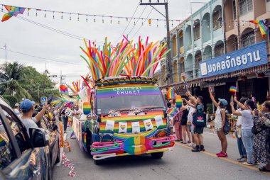 PHUKET, THAILAND - 29 Haziran 2024: Phuket şehir merkezinde Onur Yürüyüşü.