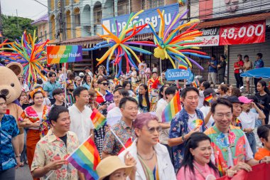PHUKET, THAILAND - 29 Haziran 2024: Phuket şehir merkezinde Onur Yürüyüşü.