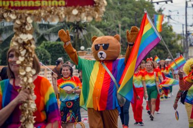 PHUKET, THAILAND - 29 Haziran 2024: Phuket şehir merkezinde Onur Yürüyüşü.