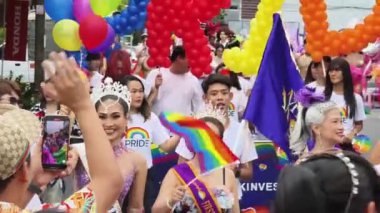 PHUKET, THAILAND - 29 Haziran 2024: Phuket şehir merkezinde Onur Yürüyüşü.