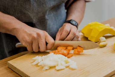 Şef mutfakta tofu ve sebzeli kabak lapası hazırlıyor..