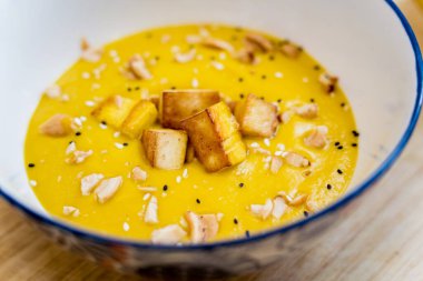 Tofu ve sebzeli bir kase kabak lapası..