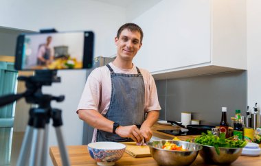 Şef atölyeden canlı yayın yapıyor. Baharatlı cam erişte salatası nasıl hazırlanır?.