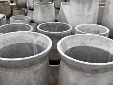 Birkaç beton saksısı üst üste yığılmış..