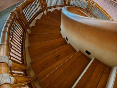 Ahşap parmaklıklı bir binada sarmal bir merdiven var..