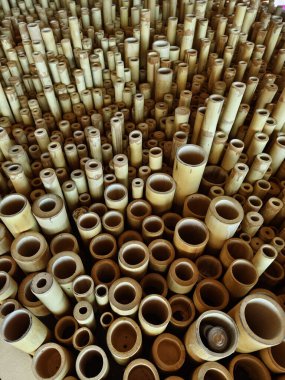 Bambu tüplerinin arka planı üst üste dizilir..
