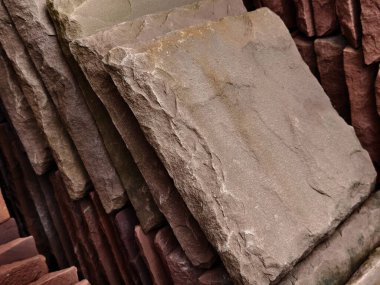 Birbiri üzerine beton serpiştirilmiş..