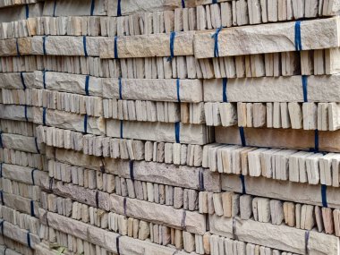 İnşaat ve inşaat amaçlı halatlarla örülmüş tuğla yığını.