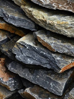 İnşaatta doğal malzemeler sergilenen istiflenmiş kayalar..