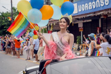 PHUKET, THAILAND - 29 Haziran 2024: Phuket şehir merkezinde Onur Yürüyüşü.