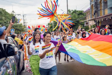 PHUKET, THAILAND - 29 Haziran 2024: Phuket şehir merkezinde Onur Yürüyüşü.