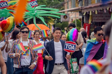 PHUKET, THAILAND - 29 Haziran 2024: Phuket şehir merkezinde Onur Yürüyüşü.