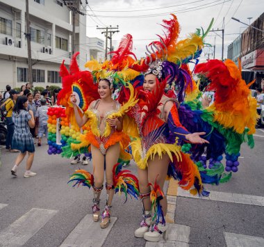 PHUKET, THAILAND - 29 Haziran 2024: Phuket şehir merkezinde Onur Yürüyüşü.