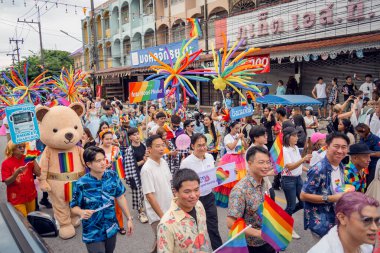 PHUKET, THAILAND - 29 Haziran 2024: Phuket şehir merkezinde Onur Yürüyüşü.