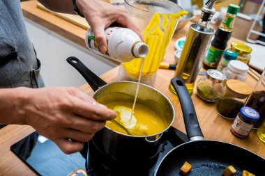 Şef mutfakta tofu ve sebzeli kabak lapası hazırlıyor..