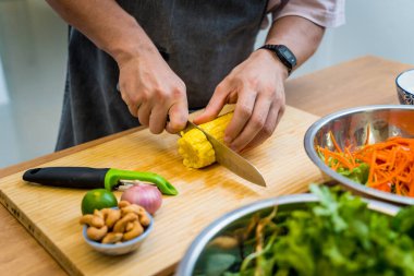 Şef mutfakta baharatlı cam erişte salatası hazırlıyor..