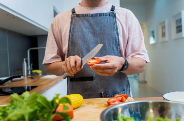 Şef mutfakta baharatlı cam erişte salatası hazırlıyor..