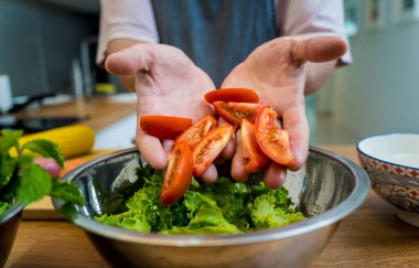 Şef mutfakta baharatlı cam erişte salatası hazırlıyor..