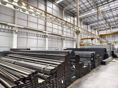 Sayısız metal ağ ve profille dolu büyük bir depo..