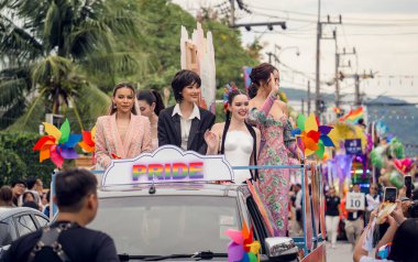 PHUKET, THAILAND - 29 Haziran 2024: Phuket şehir merkezinde Onur Yürüyüşü.