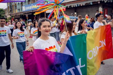PHUKET, THAILAND - 29 Haziran 2024: Phuket şehir merkezinde Onur Yürüyüşü.