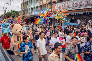 PHUKET, THAILAND - 29 Haziran 2024: Phuket şehir merkezinde Onur Yürüyüşü.