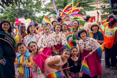 PHUKET, THAILAND - 29 Haziran 2024: Phuket şehir merkezinde Onur Yürüyüşü.